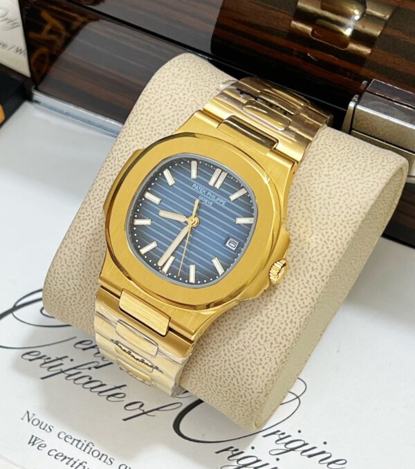 Patek Philippe Nautilus or jaune cadran bleu face