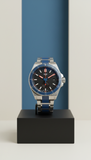 Montre acier accents bleus modernistes